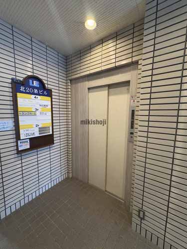 北区のＬＥＥ北２０条ビル エレベーターホール1