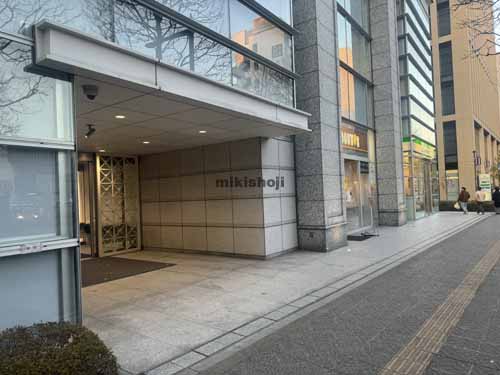 中央のメットライフ仙台ビル エントランス1