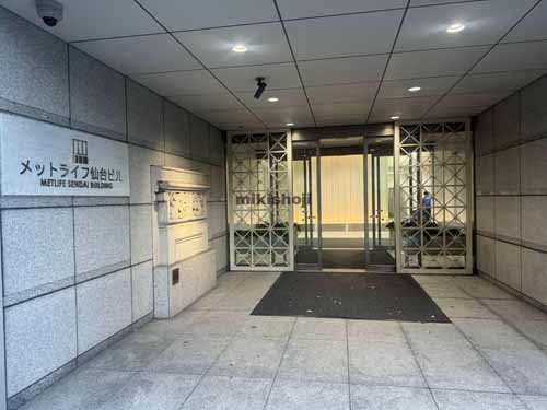 中央のメットライフ仙台ビル エントランス2