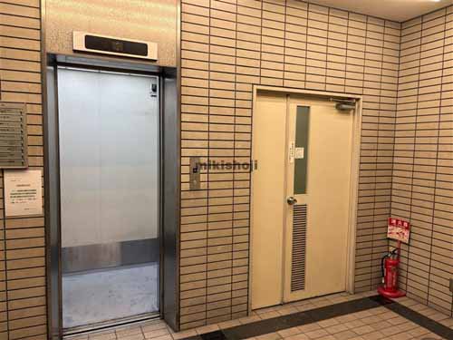 栄のメーゾンオザワビル エレベーターホール1