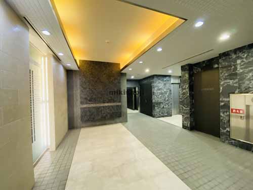 北久宝寺町～博労町の堺筋本町プラザビル エントランス5