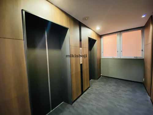 北久宝寺町～博労町の堺筋本町プラザビル エレベーターホール1