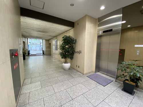 日建ビル エントランス3