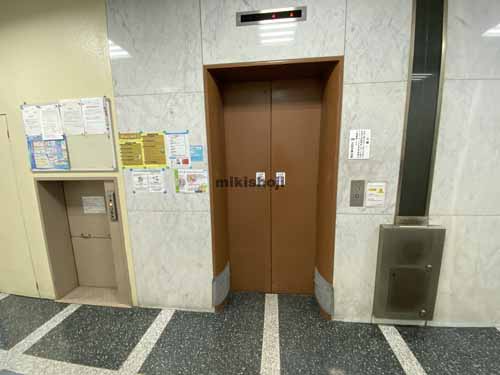 南船場の大阪写真会館ビル エントランス3