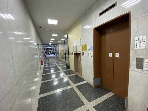 南船場の大阪写真会館ビル エントランス4