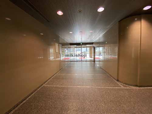 大阪岡本ビル エントランス2