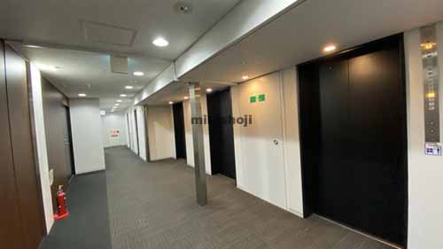 南船場の辰野心斎橋ビル エレベーターホール2