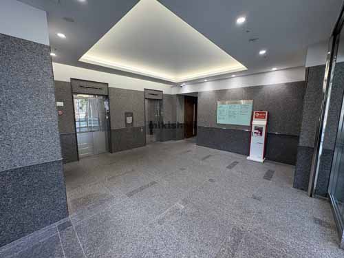 金沢市の金沢フコク生命駅前ビル エントランス1