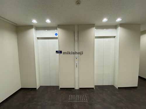 南船場のアイカビル エレベーターホール1