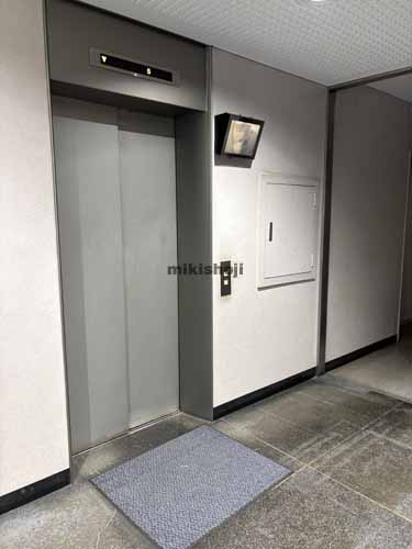 銀座のダイヤモンドビル エレベーターホール1