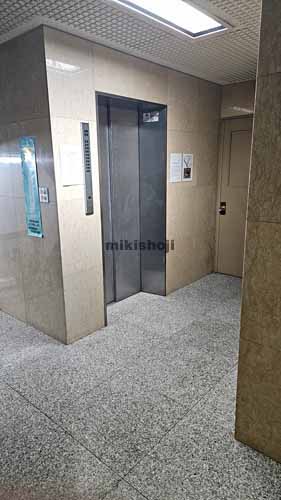 銀座の銀友ビル エレベーターホール1