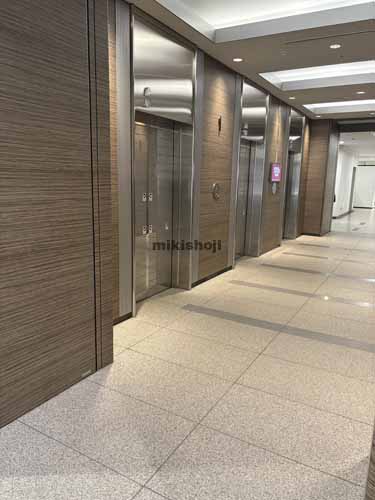 三田の三田国際ビル エレベーターホール1