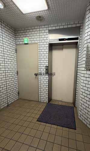神田淡路町の東酒類ビル エレベーターホール1