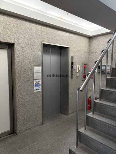 西神田の神田中央ビル エレベーターホール1