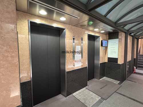 六本木のオーイズミ六本木ビル エレベーターホール1