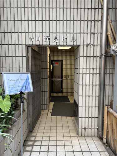 青山深見ビル エントランス1