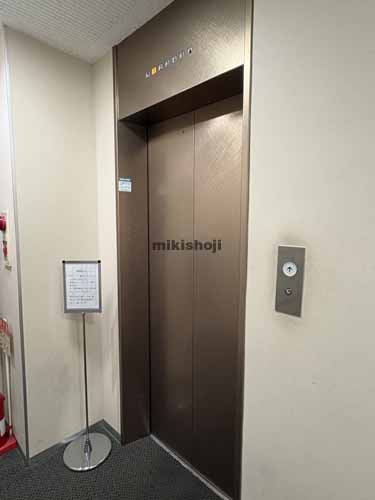 西新宿の第二手塚ビル エレベーターホール1