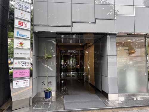 西新宿の西新宿小出ビル エントランス1