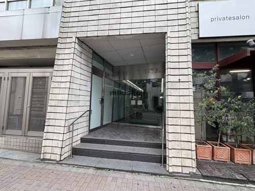 新宿・歌舞伎町の新宿セブンビル エントランス1