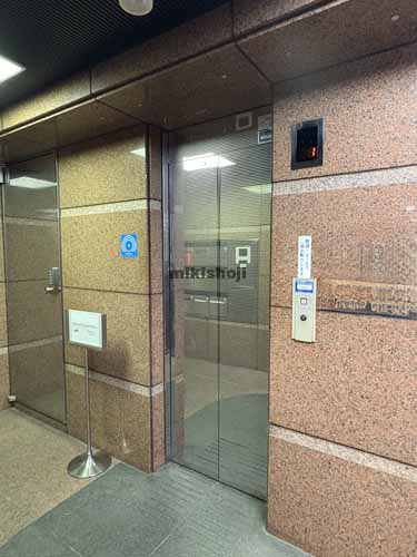 西新橋の日比谷パークビル エレベーターホール1