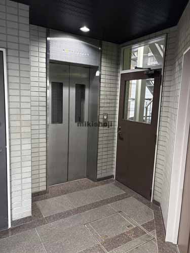 日本橋茅場町・兜町の八重洲カトウビル エレベーターホール1