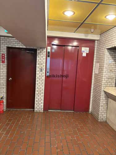 西新橋のレック御成門川名ビル エレベーターホール1