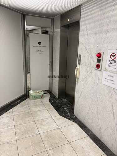 新宿・歌舞伎町の１５６御苑ビル エレベーターホール1