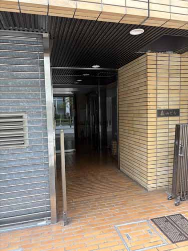 西新橋の森山ビル エントランス1