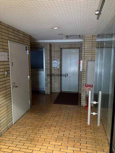 西新橋の森山ビル エレベーターホール1