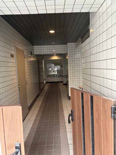 新宿・歌舞伎町の岩本ビル エントランス1
