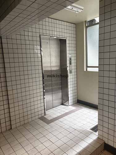 新宿・歌舞伎町の岩本ビル エレベーターホール1