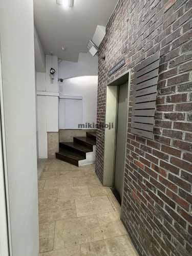 銀座の藤屋ビル エレベーターホール1