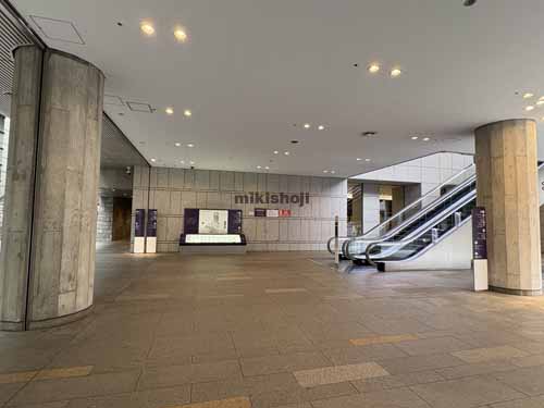 東京オペラシティビル エントランス2