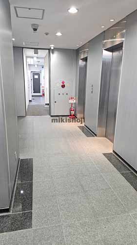 銀座の東貨ビル エレベーターホール1