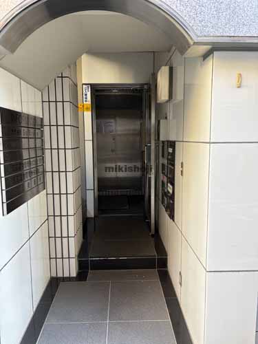 ダイニ猿楽町ビル エントランス1