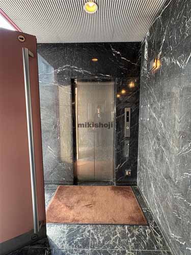 西麻布の西麻布来山ビル エレベーターホール1