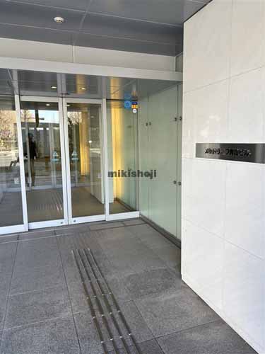 南青山のＭＥＴＬＩＦＥ青山ビル エントランス1