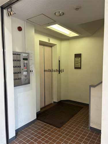 南青山のユニマット外苑ビル エレベーターホール1