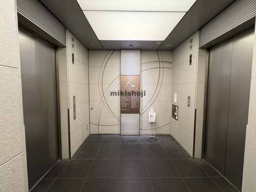 神宮前のラ・ポルト青山 エレベーターホール1