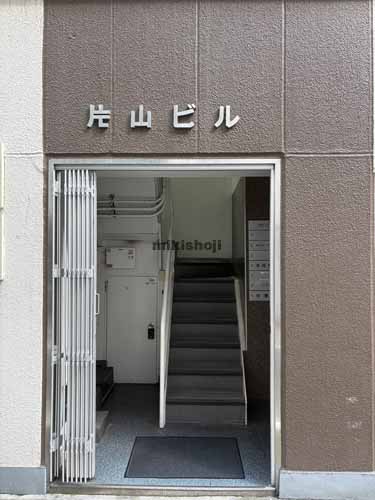 西新橋の片山ビル エントランス1