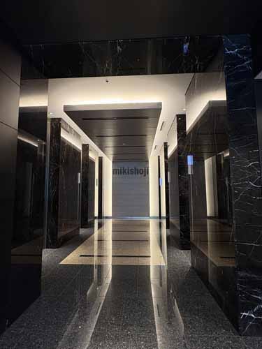 東の住友不動産渋谷ファーストタワー エレベーターホール1