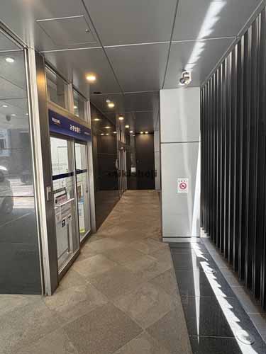 新宿・歌舞伎町の近鉄新宿御苑ビル エントランス1