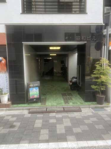 飯田橋の昭和ビル エントランス1