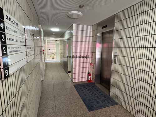 神楽坂・神楽河岸の末よしビル エレベーターホール1
