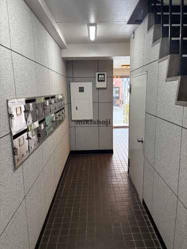 神田三崎町の静山ビル エントランス1