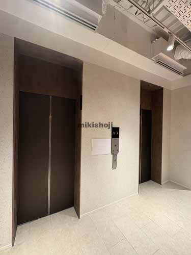 新橋のエンスイテ御成門 エレベーターホール1