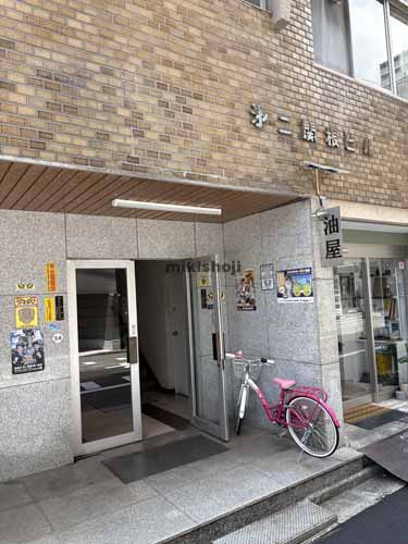 新宿・歌舞伎町の関根ビル エントランス1