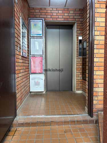 神田神保町の樋谷ビル エレベーターホール1