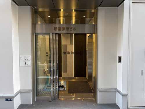 新宿・歌舞伎町の新宿東栄ビル エントランス1